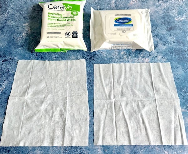 CeraVe Хидратиращи кърпички за премахване на грим на растителна основа и Cetaphil Нежни кърпички за премахване на грим, с мостри за кърпички отпред.