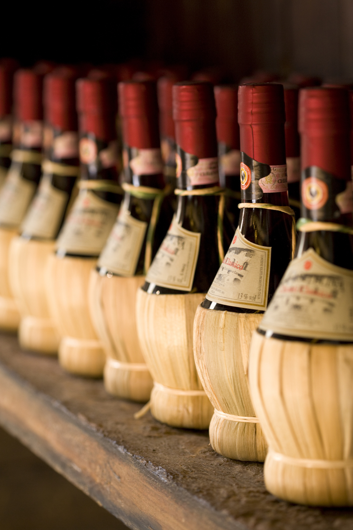 Bouteilles de vin Chianti sur étagère