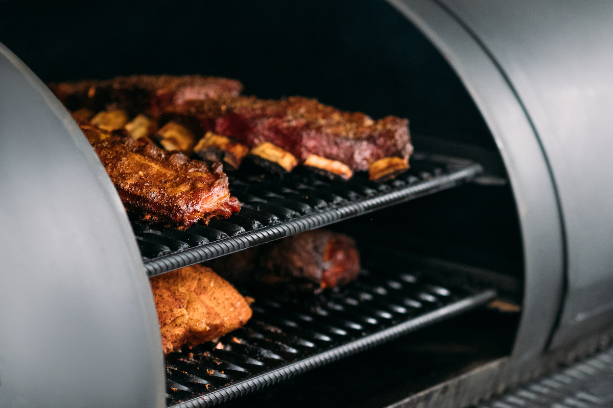 Hoe te barbecueën met een stokbrander: 4 tips voor koken in een offset-roker Smoke