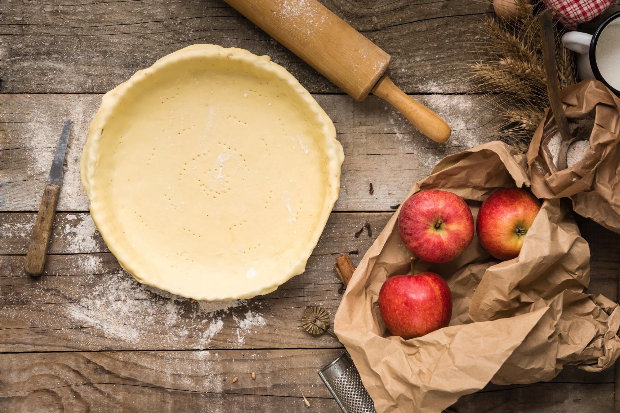 Pyrago pluta pyrago keptuvėje su obuoliais ir kočėlu