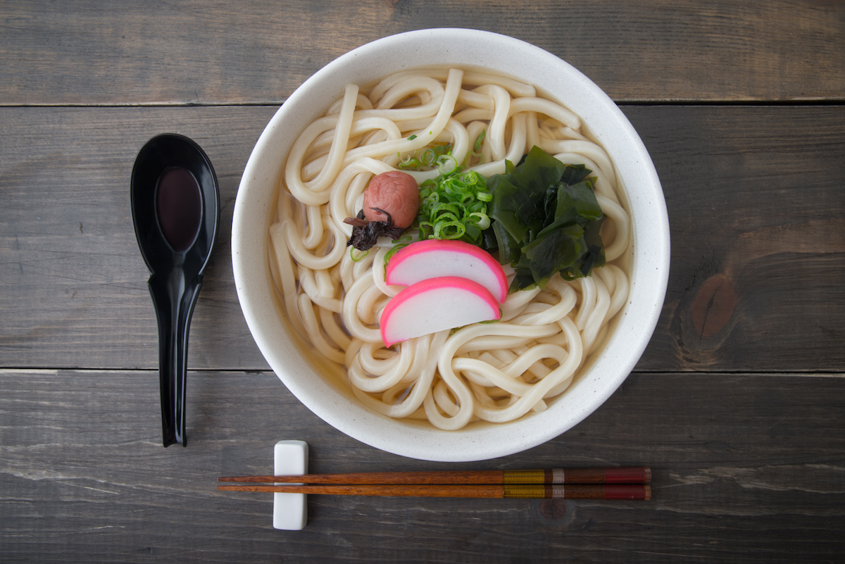 Τι είναι τα Udon Noodles; Μάθετε για την προέλευση των Udon Noodles, συν μια συνταγή για σπιτικά Udon Noodles