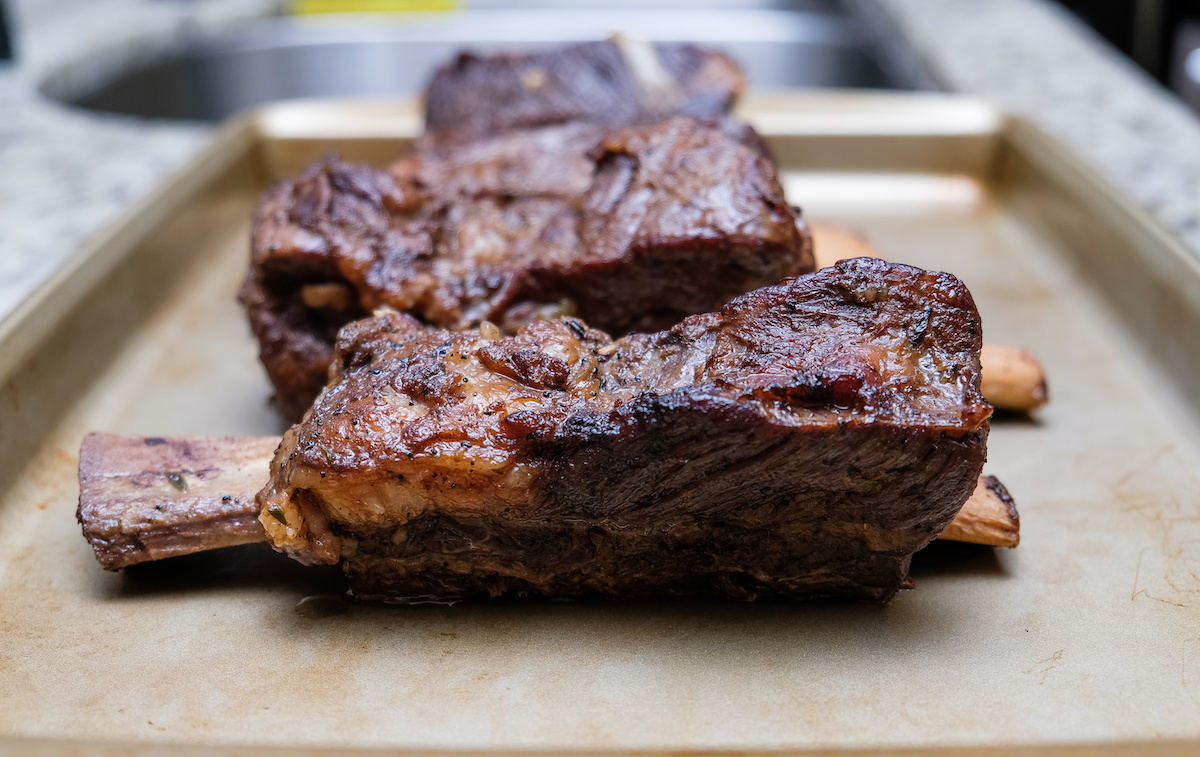Hoe kook je gemakkelijk in de oven gebakken korte ribben van rundvlees