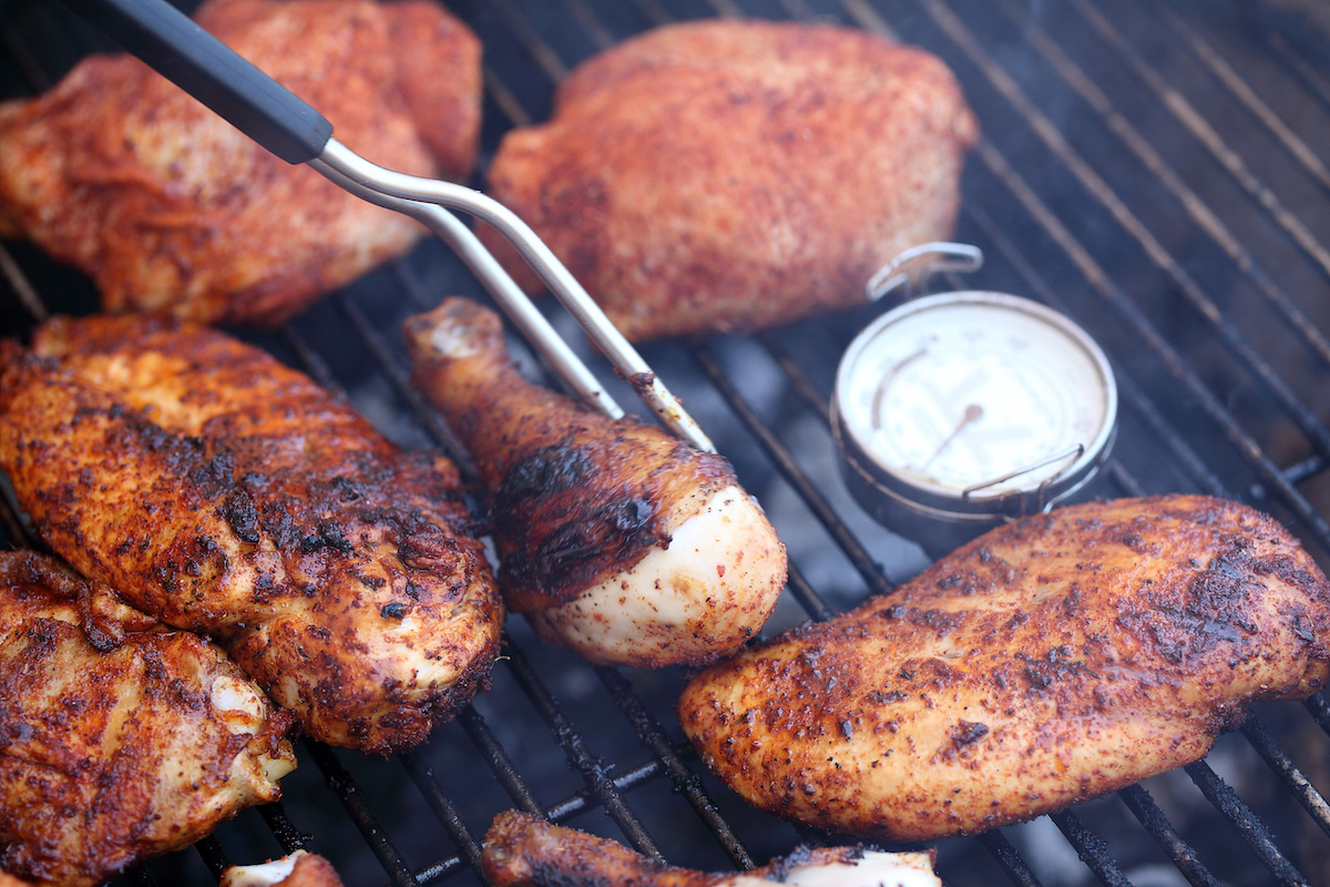 चिकन के लिए सही खाना पकाने का तापमान क्या है और चिकन को पूरी तरह से क्यों पकाना है?