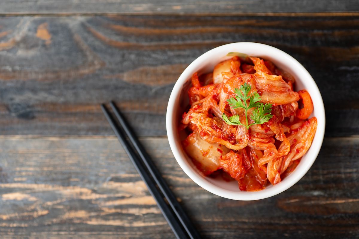 Kimchi lasipurkissa ja kulhossa