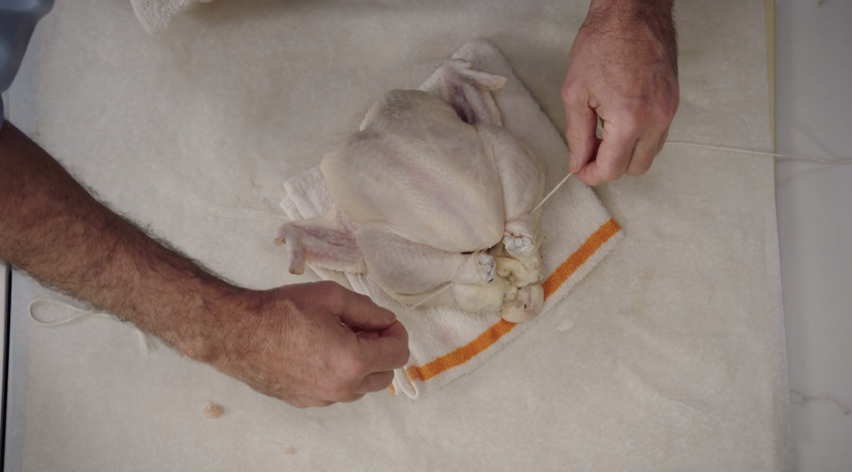 Thomas Keller atando un pollo 4