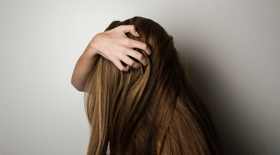 Cum să eliminați tonurile alamei de la părul castaniu
