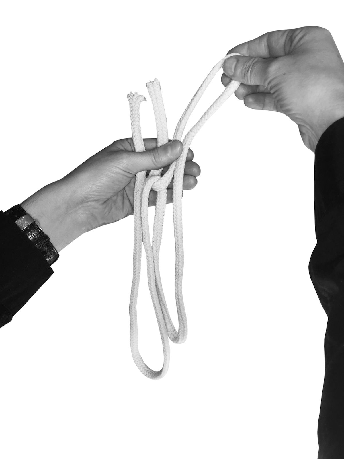 Persona sujetando piezas de cuerda dobladas conectadas