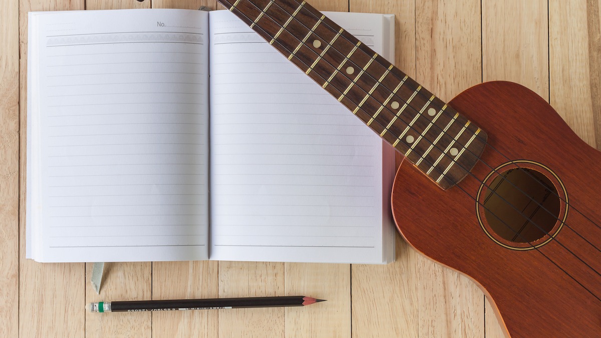 गिटार के लिए ७ चरणों में एक गीत कैसे लिखें