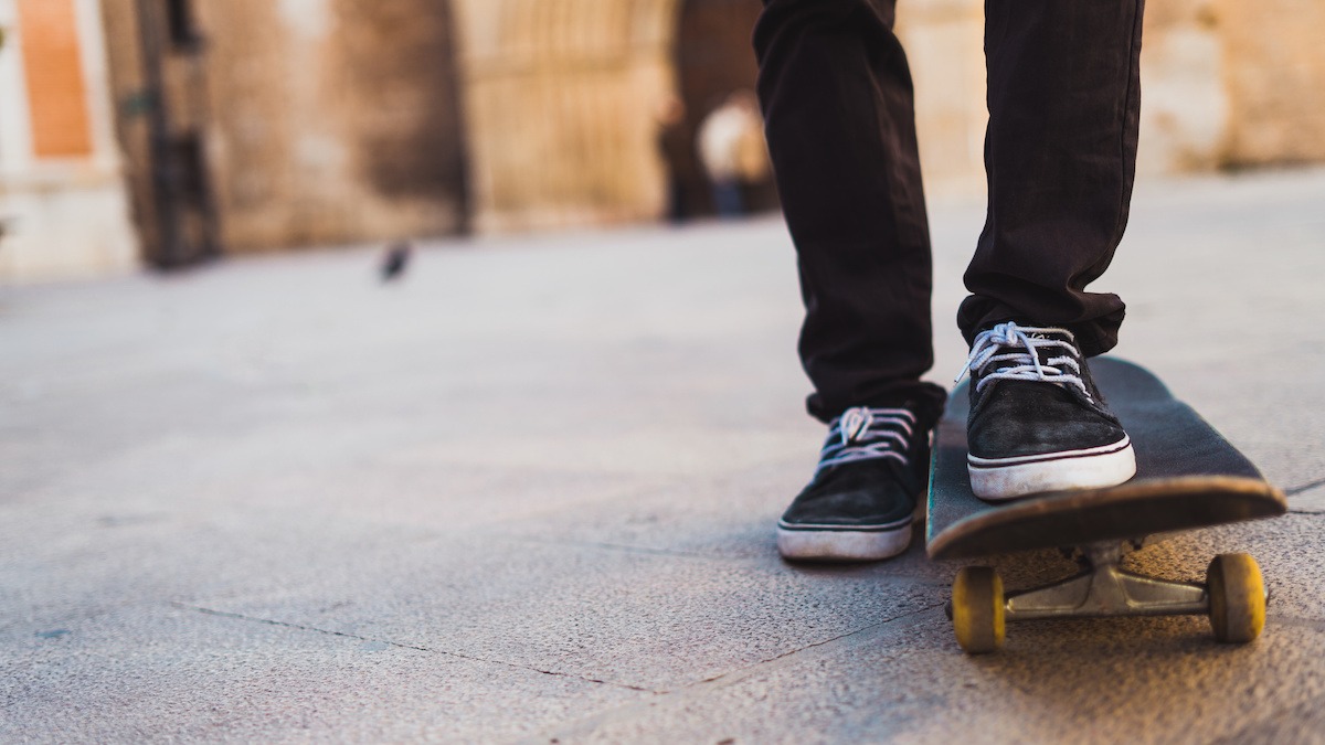 Cara Melakukan Pop Shove-It Frontside: Tutorial Trik Skate 4 Langkah
