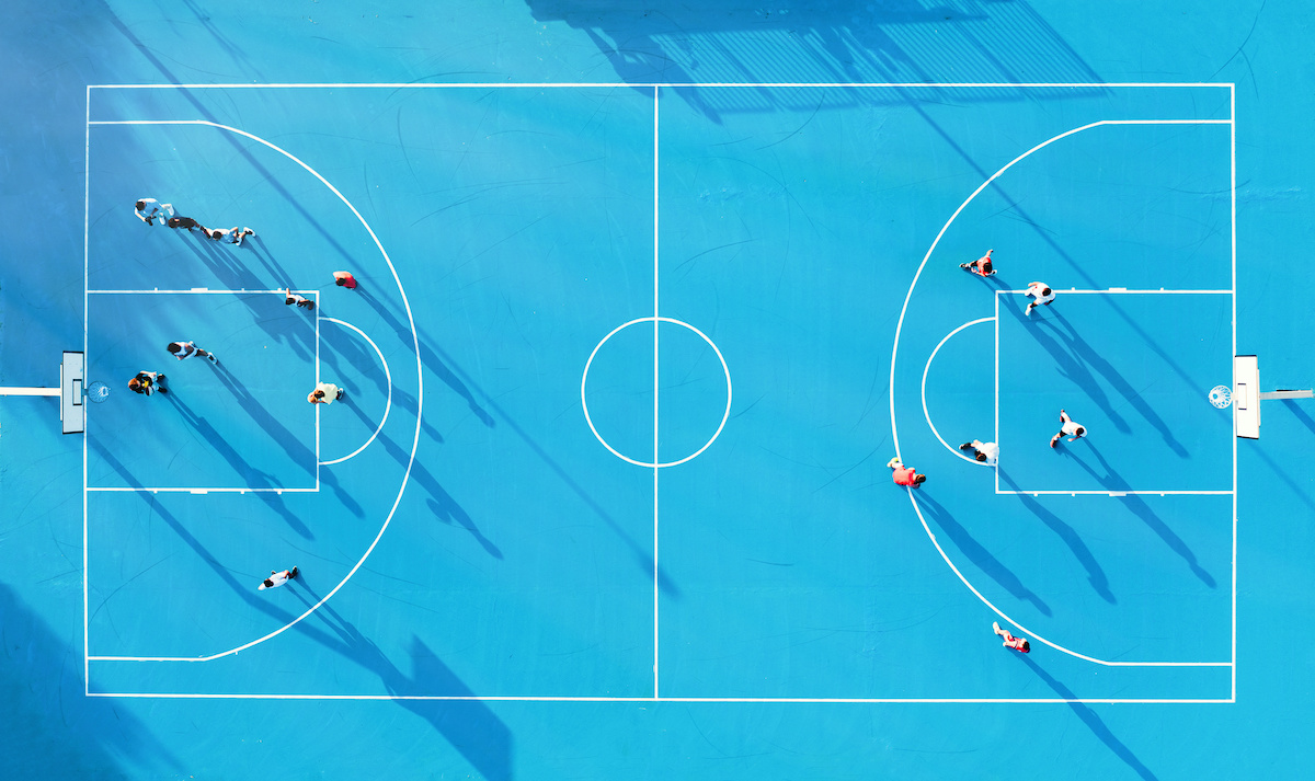 Des del centre fins a la guàrdia puntual: exploreu cinc posicions clau de bàsquet